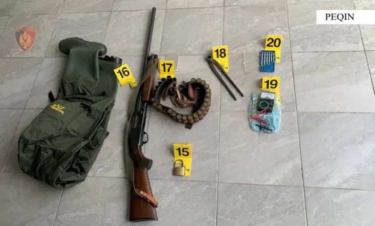 Peqin/ Arrestohet 46-vjeçari për vjedhje, i gjeten armë dhe sende të vjedhura gjatë kontrollit në banesë