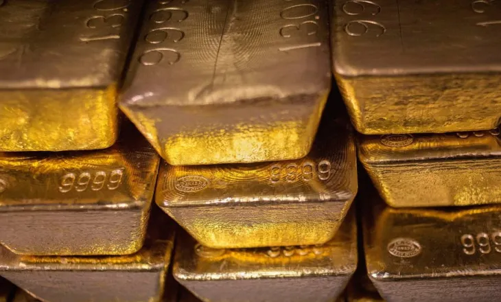 Për herë të parë në histori, çmimi i arit kalon 5,000 dollarë