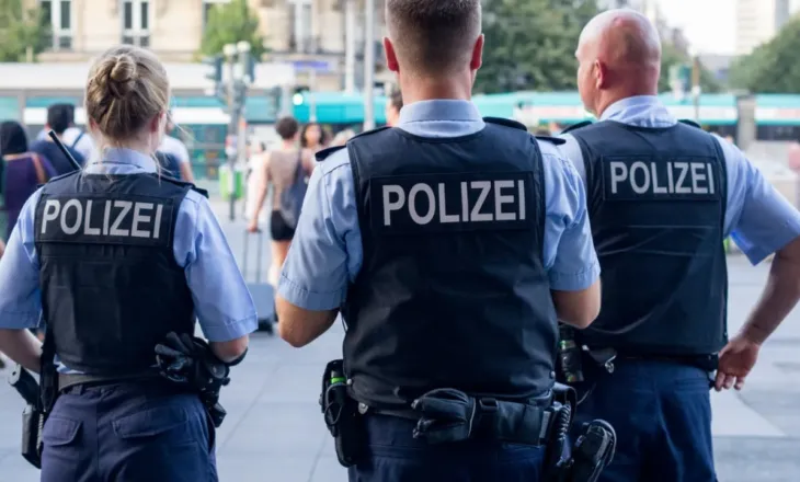 Përdhunoi në mënyrë të përsëritur motrën e tij të mitur, arrestohet sapo zbret në Gjermani emigranti 26-vjeçar