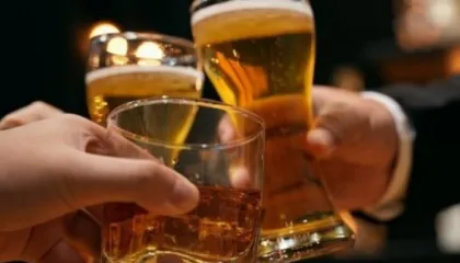 Përdorimi afatgjatë i alkoolit rrit rrezikun e kancerit të zorrës së trashë