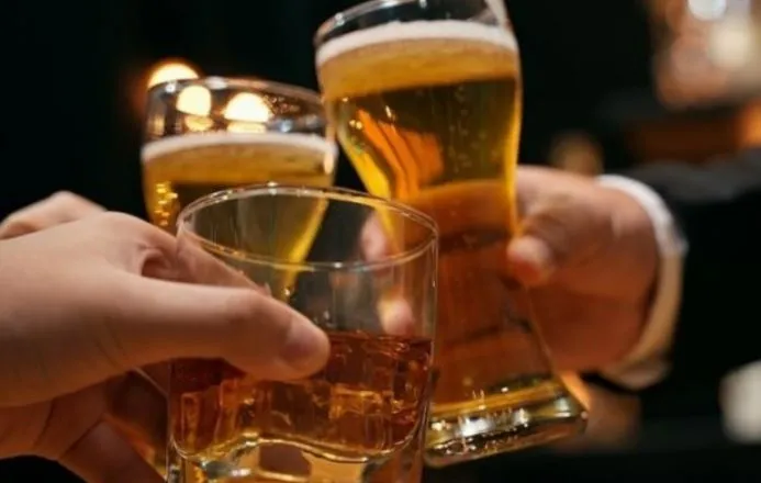 Përdorimi afatgjatë i alkoolit rrit rrezikun e kancerit të zorrës së trashë