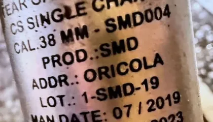 Përdorimi i gazit të skaduar/ A po bën Edi Rama gjenocid të hapur dhe pa asnjë mëshirë ndaj shqiptarëve?  Nga Felix Bilani/  Perdorimi i gazit lotsjellës të tipit CS, i rezultuar i skaduar që prej korrikut 2023, gjatë protestës në Tiranë nuk mund të trajtohet me si incident operacional apo gabim administrativ. Ky akt, i dokumentuar materialisht, përbën ushtrim të vetëdijshem të dhunës shtetërore ndaj popullsisë civile, në kushte ku rreziku shendetësor ishte i parashikueshëm, i njohur dhe i shmangshëm. Kur një shtet përdor substanca kimike të skaduara në hapesirë publike, duke ekspozuar masivisht qytetarë, kalimtare, të moshuar dhe femijë, ai nuk po administron rendin. Ai po prodhon dëm kolektiv. Në këtë kuptim, përtej terminologjisë teknike, ky akt përmbush kriteret e asaj që në gjuhen politike dhe morale quhet gjenocid i ngadaltë shendetësor, jo si eliminim i menjëhershëm fizik, por si ekspozim sistematik i popullsisë ndaj rrezikut, nëpërmjet mjeteve shtetërore, jashtë çdo norme sigurie. Skadenca si provë e dijenisë dhe qellimit duke parë se data e skadencës nuk është detaj i harruar në etiketë.  Ajo është provë objektive e dijenisë së mundshme. Një institucion shtetëror, e di ose duhet te dijë çfarë përdor, e di ose duhet të dijë së një substancë e skaduar është jashtë certifikimit, e di ose duhet të dije se pasojat nuk janë më të kontrollueshme. Kjo e zhvendos çështjen nga pakujdesia e thjeshtë në pakujdesi të rëndë me elementë dashjeje eventuale, pranimi i rrezikut si pasojë e parëndësishme përballë objektivit të shtypjes. Sipas standardeve të National Institute of Justice (NIJ) dhe European Committee for Standardization (CEN), përdorimi i pajisjeve kimike pas skadencës është i ndaluar, është jashtë autorizimit ligjor, përbën rrezik serioz për shëndetin publik. Pra kemi përdorim të mjetit të rrezikshëm jashtë ligjit nga vetë shteti. Nga shkelje e të drejtave të njeriut në dhunë shtetërore sistemike Sipas konventës europiane për të drejtat e njeriut, shteti ka detyrim pozitiv të mbrojë jetën dhe shëndetin e individëve, veçanërisht kur ushtron forcë, por kur shteti, përdor substanca kimike të skaduara në mjedis urban pa diferencim midis protestuesve dhe popullsisë atëherë kemi dështim të rëndë të këtij detyrimi. Në këtë pikë, dhuna nuk është më episodike, Ajo bëhet sistematike, sepse buron nga politika shtetërore e menaxhimit të rendit dhe realizohet nga struktura të organizuara që prek një popullsi civile të gjerë Ky është territori juridik ku një fotogazetar, qytetar apo profesionist ka të drejtë morale dhe politike ta quajë këtë akt gjenocid, në kuptimin e shkatërrimit të qëllimshëm të shendetit dhe dinjitetit të popullsisë, jo përmes luftës, por përmes aparatit shtetëror.  Përgjegjësia shtetërore nuk është abstrakte. Përgjegjësia është konkrete dhe e gjurmueshme….. kush ruajti stokun kush certifikoi pajisjet kush dha urdhrin kush e zbatoi kush heshti me pas. Mosveprimi pas faktit e bën shtetin bashkëpërgjegjës, sepse heshtja institucionale është vazhdim i aktit, jo korrigjim i tij. Sepse një shtet që përdor gaz kimik të skaduar ndaj qytetarëve të vet nuk ka me problem rendin publik. Ai ka problem legjitimitetin moral dhe juridik të vetë pushtetit.  Burimet dhe referencat  World Health Organization (WHO) Tear Gas and Riot Control Agents – Health and Safety Considerations Centers for Disease Control and Prevention (CDC) Facts About Riot Control Agents (CS) National Institute of Justice (NIJ – U.S. Department of Justice) Chemical Agent Use and Safety Guidelines European Committee for Standardization (CEN) Standards for Pyrotechnic and Chemical Croëd-Control Devices European Convention on Human Rights (ECHR / KEDNJ) Neni 2 (E drejta per jeten), Neni 8 (integriteti fizik) Hu, H. et al. Toxicological Revieë of Ortho-chlorobenzylidene malononitrile (CS) Journal of Occupational and Environmental Medicine.