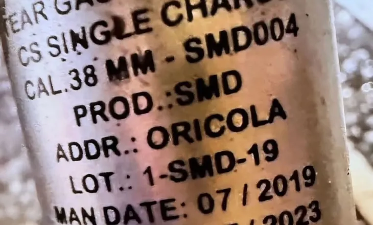 Përdorimi i gazit të skaduar/ A po bën Edi Rama gjenocid të hapur dhe pa asnjë mëshirë ndaj shqiptarëve?  Nga Felix Bilani/  Perdorimi i gazit lotsjellës të tipit CS, i rezultuar i skaduar që prej korrikut 2023, gjatë protestës në Tiranë nuk mund të trajtohet me si incident operacional apo gabim administrativ. Ky akt, i dokumentuar materialisht, përbën ushtrim të vetëdijshem të dhunës shtetërore ndaj popullsisë civile, në kushte ku rreziku shendetësor ishte i parashikueshëm, i njohur dhe i shmangshëm. Kur një shtet përdor substanca kimike të skaduara në hapesirë publike, duke ekspozuar masivisht qytetarë, kalimtare, të moshuar dhe femijë, ai nuk po administron rendin. Ai po prodhon dëm kolektiv. Në këtë kuptim, përtej terminologjisë teknike, ky akt përmbush kriteret e asaj që në gjuhen politike dhe morale quhet gjenocid i ngadaltë shendetësor, jo si eliminim i menjëhershëm fizik, por si ekspozim sistematik i popullsisë ndaj rrezikut, nëpërmjet mjeteve shtetërore, jashtë çdo norme sigurie. Skadenca si provë e dijenisë dhe qellimit duke parë se data e skadencës nuk është detaj i harruar në etiketë.  Ajo është provë objektive e dijenisë së mundshme. Një institucion shtetëror, e di ose duhet te dijë çfarë përdor, e di ose duhet të dijë së një substancë e skaduar është jashtë certifikimit, e di ose duhet të dije se pasojat nuk janë më të kontrollueshme. Kjo e zhvendos çështjen nga pakujdesia e thjeshtë në pakujdesi të rëndë me elementë dashjeje eventuale, pranimi i rrezikut si pasojë e parëndësishme përballë objektivit të shtypjes. Sipas standardeve të National Institute of Justice (NIJ) dhe European Committee for Standardization (CEN), përdorimi i pajisjeve kimike pas skadencës është i ndaluar, është jashtë autorizimit ligjor, përbën rrezik serioz për shëndetin publik. Pra kemi përdorim të mjetit të rrezikshëm jashtë ligjit nga vetë shteti. Nga shkelje e të drejtave të njeriut në dhunë shtetërore sistemike Sipas konventës europiane për të drejtat e njeriut, shteti ka detyrim pozitiv të mbrojë jetën dhe shëndetin e individëve, veçanërisht kur ushtron forcë, por kur shteti, përdor substanca kimike të skaduara në mjedis urban pa diferencim midis protestuesve dhe popullsisë atëherë kemi dështim të rëndë të këtij detyrimi. Në këtë pikë, dhuna nuk është më episodike, Ajo bëhet sistematike, sepse buron nga politika shtetërore e menaxhimit të rendit dhe realizohet nga struktura të organizuara që prek një popullsi civile të gjerë Ky është territori juridik ku një fotogazetar, qytetar apo profesionist ka të drejtë morale dhe politike ta quajë këtë akt gjenocid, në kuptimin e shkatërrimit të qëllimshëm të shendetit dhe dinjitetit të popullsisë, jo përmes luftës, por përmes aparatit shtetëror.  Përgjegjësia shtetërore nuk është abstrakte. Përgjegjësia është konkrete dhe e gjurmueshme….. kush ruajti stokun kush certifikoi pajisjet kush dha urdhrin kush e zbatoi kush heshti me pas. Mosveprimi pas faktit e bën shtetin bashkëpërgjegjës, sepse heshtja institucionale është vazhdim i aktit, jo korrigjim i tij. Sepse një shtet që përdor gaz kimik të skaduar ndaj qytetarëve të vet nuk ka me problem rendin publik. Ai ka problem legjitimitetin moral dhe juridik të vetë pushtetit.  Burimet dhe referencat  World Health Organization (WHO) Tear Gas and Riot Control Agents – Health and Safety Considerations Centers for Disease Control and Prevention (CDC) Facts About Riot Control Agents (CS) National Institute of Justice (NIJ – U.S. Department of Justice) Chemical Agent Use and Safety Guidelines European Committee for Standardization (CEN) Standards for Pyrotechnic and Chemical Croëd-Control Devices European Convention on Human Rights (ECHR / KEDNJ) Neni 2 (E drejta per jeten), Neni 8 (integriteti fizik) Hu, H. et al. Toxicological Revieë of Ortho-chlorobenzylidene malononitrile (CS) Journal of Occupational and Environmental Medicine.