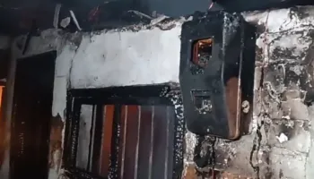 Përfshihen nga zjarri disa banesa në Lushnje, e reja përfundon në spital e asfiksuar