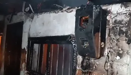 Përfshihen nga zjarri disa banesa në Lushnje, e reja përfundon në spital e asfiksuar