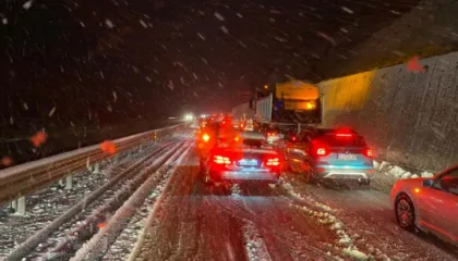 Përfshihet nga flakët autoboti me naftë në Rrugën e Kombit, shpëton drejtuesi