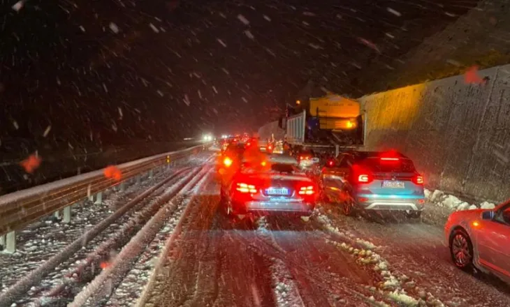 Përfshihet nga flakët autoboti me naftë në Rrugën e Kombit, shpëton drejtuesi