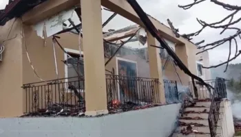 Përfshihet nga flakët banesa në Elbasan, shpëtojnë mrekullisht tre persona