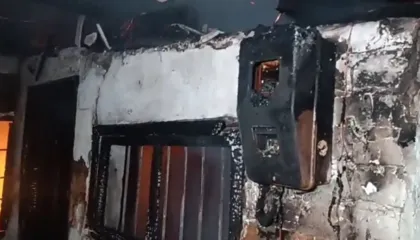 Përfshihet nga flakët banesa në Lushnjë, e mitura dërgohet në spital