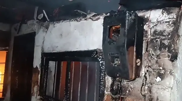 Përfshihet nga flakët banesa në Lushnjë, e mitura dërgohet në spital