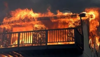 Përfshihet nga flakët banesa, shpëtojnë mrekullisht tre persona