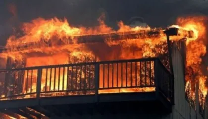 Përfshihet nga flakët banesa, shpëtojnë mrekullisht tre persona