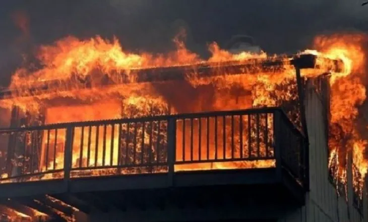 Përfshihet nga flakët banesa, shpëtojnë mrekullisht tre persona