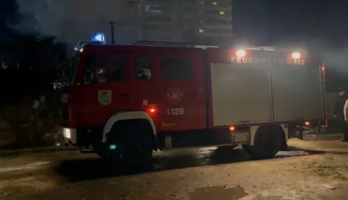 Përfshihet nga flakët një banesë në Lushnjë, zjarri përhapet me shpejtësi, asfiksohet një 12-vjeçare