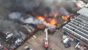 Përfshihet nga flakët një fabrikë në Britani