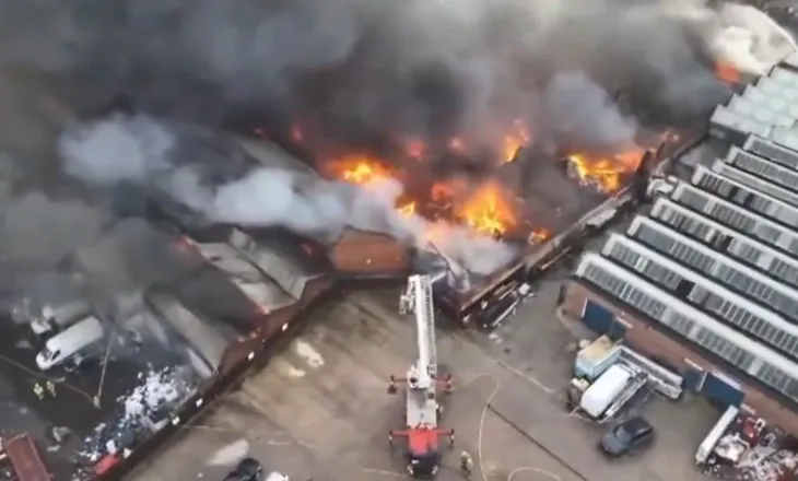 Përfshihet nga flakët një fabrikë në Britani