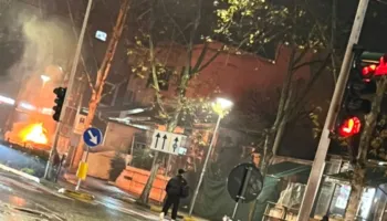 Përfshihet nga flakët një makinë në kryeqytet, nuk raportohet për të lënduar