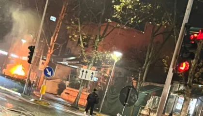 Përfshihet nga flakët një makinë në kryeqytet, nuk raportohet për të lënduar