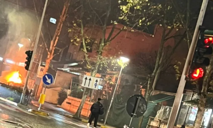 Përfshihet nga flakët një makinë në kryeqytet, nuk raportohet për të lënduar