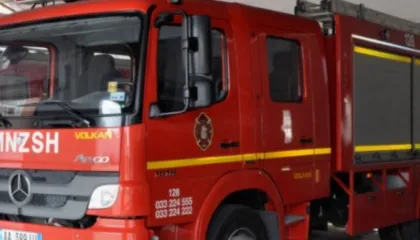 Përfshihet nga flakët një servis në Kurbin, digjen goma dhe dy automjete