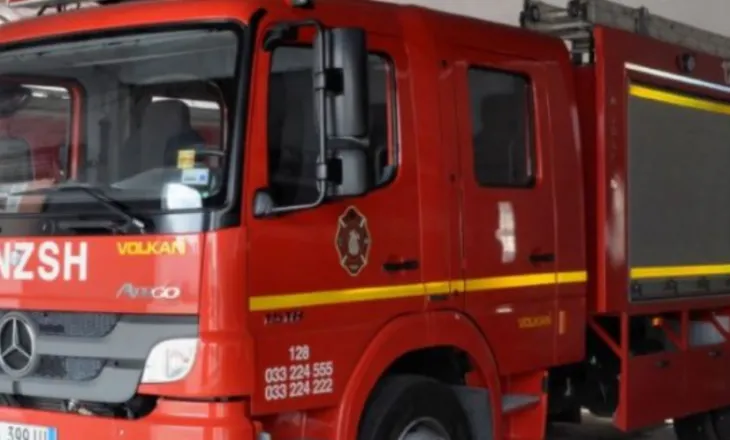 Përfshihet nga flakët një servis në Kurbin, digjen goma dhe dy automjete