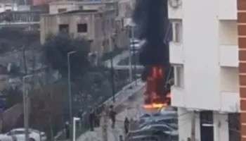 Përfshihet nga flakët skrepi në Vlorë teksa po pastronte kanalin, shkak dyshohet mbi-nxehja