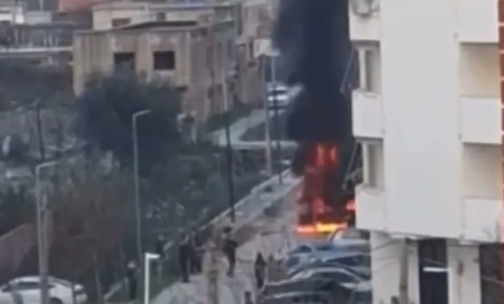 Përfshihet nga flakët skrepi në Vlorë teksa po pastronte kanalin, shkak dyshohet mbi-nxehja