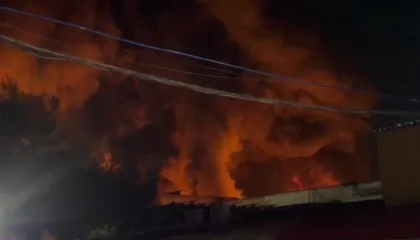 Përfshihet nga flakët tregu i rrobave të përdorura në lagjen “5 Maji” në Tiranë