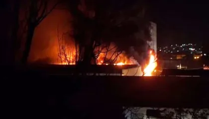 Përfshihet nga flakët tregu i rrobave të përdorura te ‘5 Maji’ në kryeqytet, situata serioze