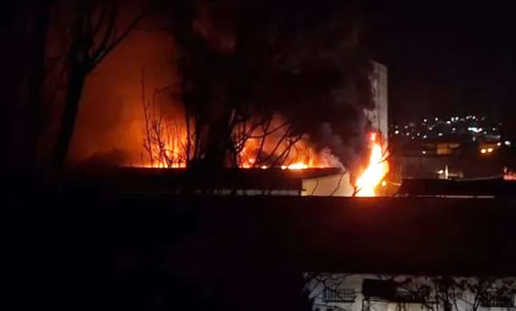 Përfshihet nga flakët tregu i rrobave të përdorura te ‘5 Maji’ në kryeqytet, situata serioze