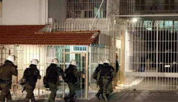 Përgjaket burgu në Greqi/ I burgosuri grek vret shqiptarin pas një sherri banal