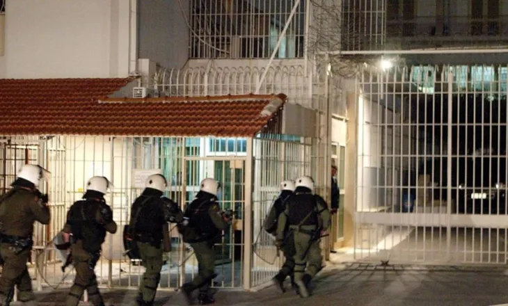 Përgjaket burgu në Greqi/ I burgosuri grek vret shqiptarin pas një sherri banal