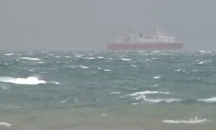 Përkeqësohen kushtet detare për shkak të motit, ndalohet lundrimi i mjeteve të vogla në Gjirin e Vlorës