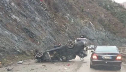 Përmbyset automjeti në aksin Librazhd–Elbasan, dy të plagosur dërgohen urgjent për në spital
