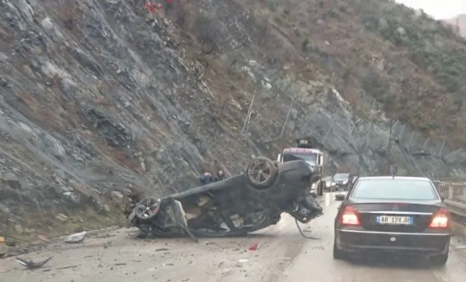 Përmbyset automjeti në aksin Librazhd–Elbasan, dy të plagosur dërgohen urgjent për në spital