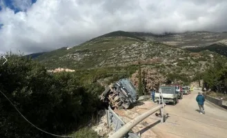 Përmbyset kamioni në Palasë, plagosen 3 persona