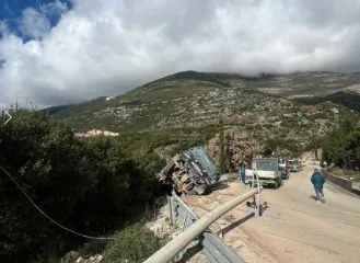 Përmbyset kamioni në Palasë, plagosen 3 persona