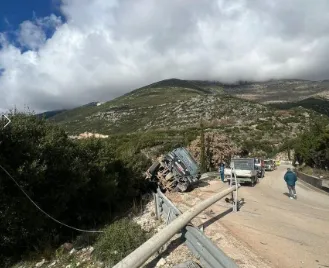 Përmbyset kamioni në Palasë, plagosen 3 persona