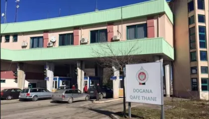 Përmbysja e autobotit me gaz bllokoi rrugën, hapet pas dy ditësh pika kufitare e Qafë-Thanës