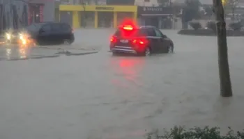Përmbyten tre banesa nga reshjet e shiut në Durrës, evakuohen 8 familje. Preken edhe burgjet
