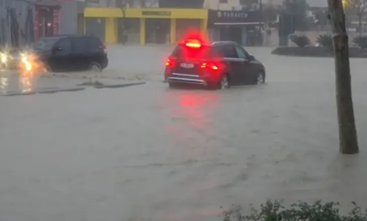Përmbyten tre banesa nga reshjet e shiut në Durrës, evakuohen 8 familje. Preken edhe burgjet