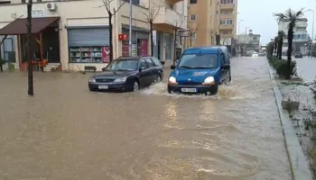 Përmbyten tre banesa nga reshjet e shiut në Durrës, evakuohen 8 familje