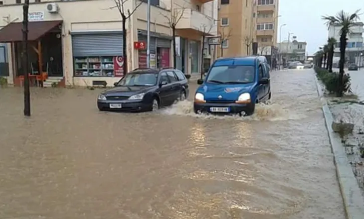 Përmbyten tre banesa nga reshjet e shiut në Durrës, evakuohen 8 familje