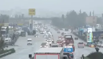 Përmbytet autostrada Tiranë-Durrës, qytetarët të bllokuar për orë të tëra në trafik