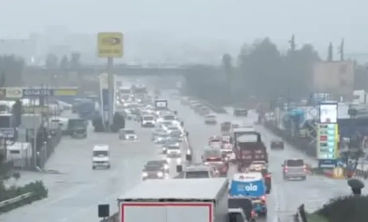 Përmbytet autostrada Tiranë-Durrës, qytetarët të bllokuar për orë të tëra në trafik