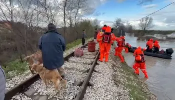 Përmbytet Novosela nga “ tërbimi” i Vjosës/ Policia nxjerr nga banesa dy të moshuarit, nuk pranonin të evakuoheshin