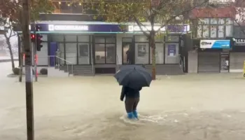 Përmbytje dhe rrezik për daljen e lumenjve nga shtrati/ Ja qarqet më të rrezikuara nga shirat dhe nesër