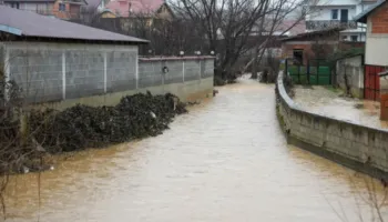 Përmbytje në disa zona të Kosovës, disa komuna shtyjnë rinisjen e mësimit