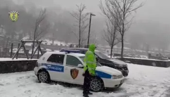 Përmbytje nga shiu dhe bllokime nga bora, situata problematike në Shkodër, Durrës dhe Gjirokastër. Policia: Kujdes me parakalimet