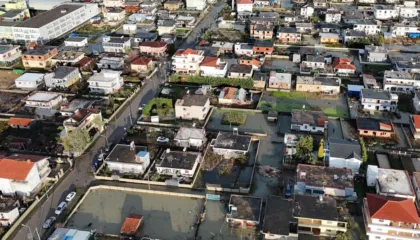 Përmbytjet/ Banorët e Shkozetit peticion bashkisë: Pastroni menjëherë kanalet kulluese